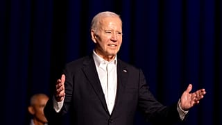 El presidente Joe Biden llega a un acto de campaña con el ex presidente Barack Obama moderado por Jimmy Kimmel en el Peacock Theater, el sábado 15 de junio de 2024, en Los Ángeles.