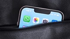 Η εφαρμογή WhatsApp στην οθόνη ενός smartphone.