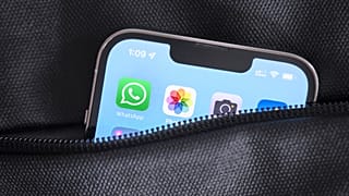 Η εφαρμογή WhatsApp στην οθόνη ενός smartphone.