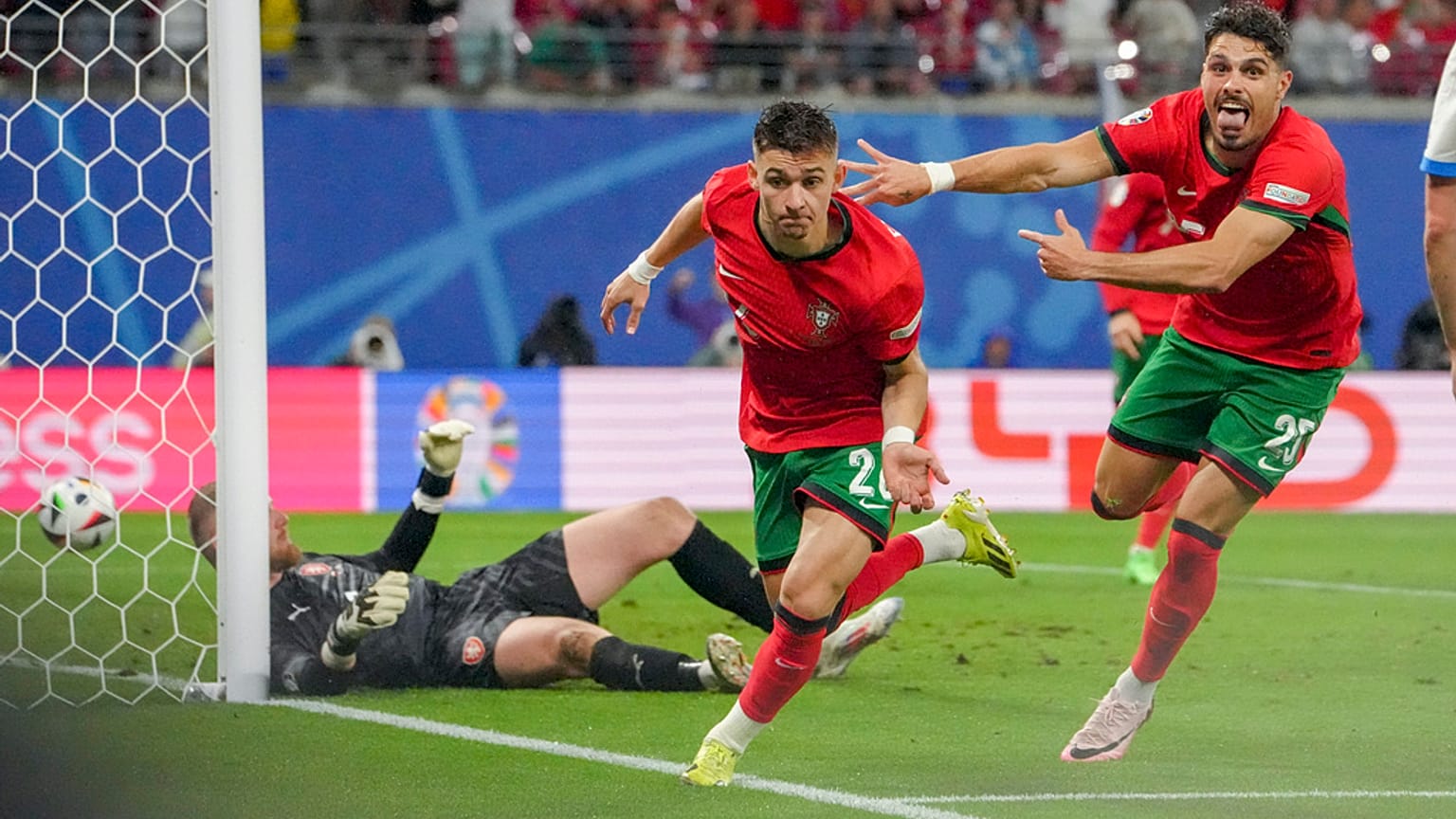 Portugals Francisco Conceicao (Mitte) bejubelt den zweiten Treffer seiner Mannschaft im Spiel der Gruppe F zwischen Portugal und der Tschechischen Republik