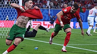Francisco Conceição (esq.) marca o golo da vitória