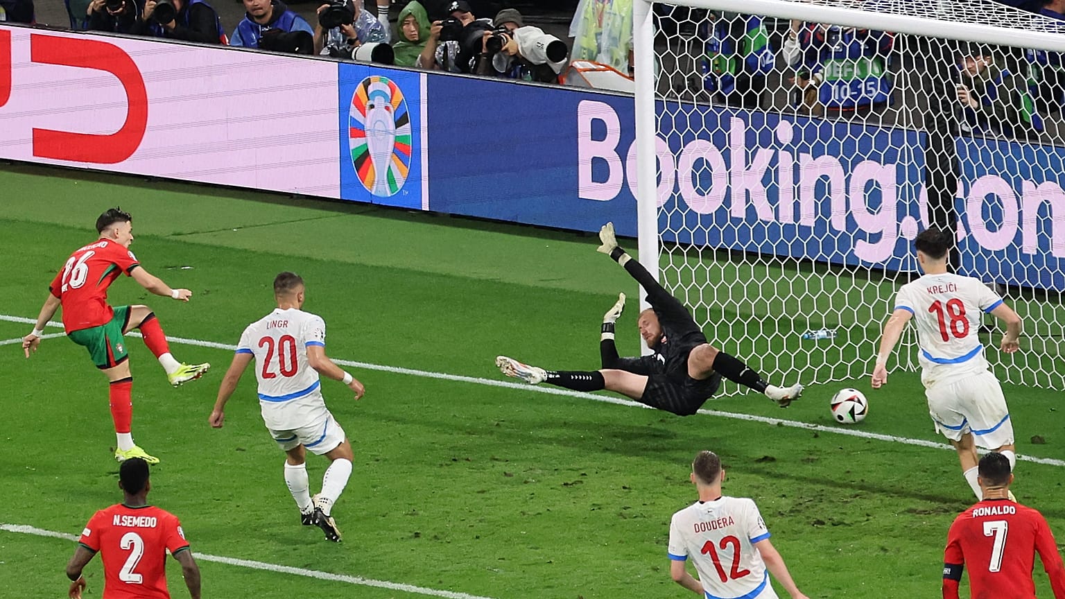 Francisco Conceicao (piros 26) csapata győztes gólját lövi a Portugália-Csehország (2-1) mérkőzésen a lipcsei RB Arénában 2024. június 18-án.