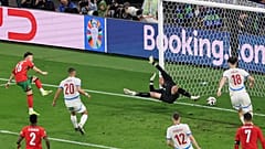 Francisco Conceicao (piros 26) csapata győztes gólját lövi a Portugália-Csehország (2-1) mérkőzésen a lipcsei RB Arénában 2024. június 18-án.