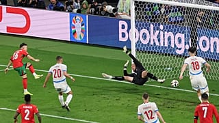 Francisco Conceicao (piros 26) csapata győztes gólját lövi a Portugália-Csehország (2-1) mérkőzésen a lipcsei RB Arénában 2024. június 18-án.