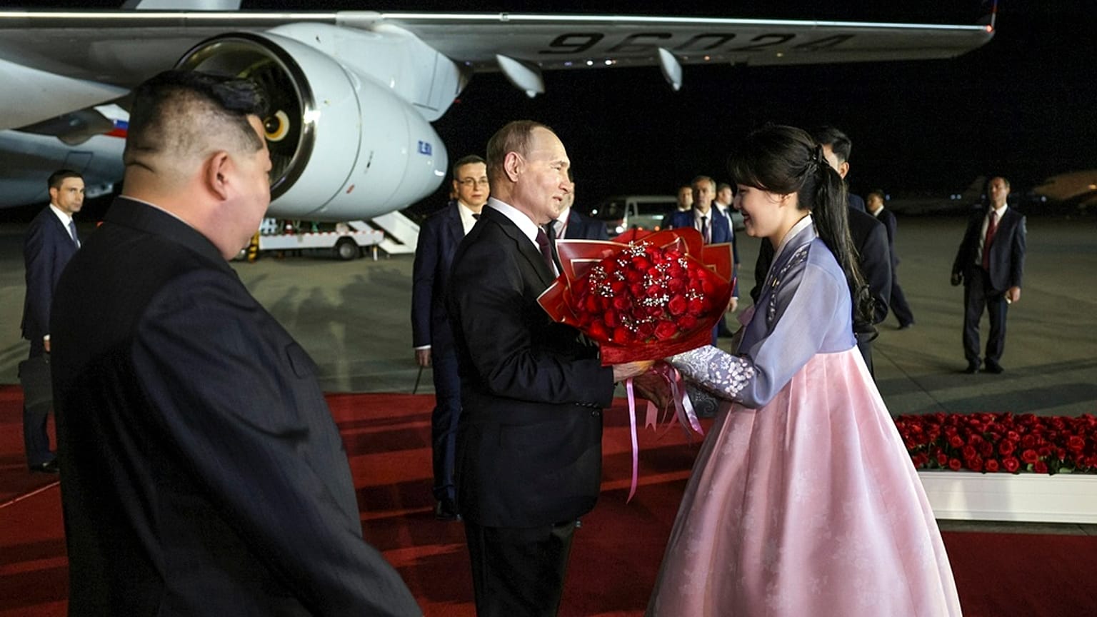 Der russische Präsident wurde am Flughafen in Pjöngjang empfangen.