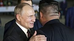 Встреча двух лидеров в аэропорту Пхеньяна.