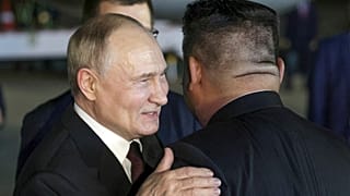 Встреча двух лидеров в аэропорту Пхеньяна.