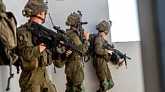 جنود إسرائيليون داخل أحد المنازل في غزة 