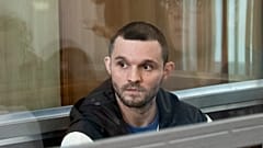 Le sergent-chef de l'armée américaine Gordon Black assis dans une cage de verre dans une salle d'audience à Vladivostok, en Russie,