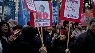 Protestschilder in Buenos Aires.