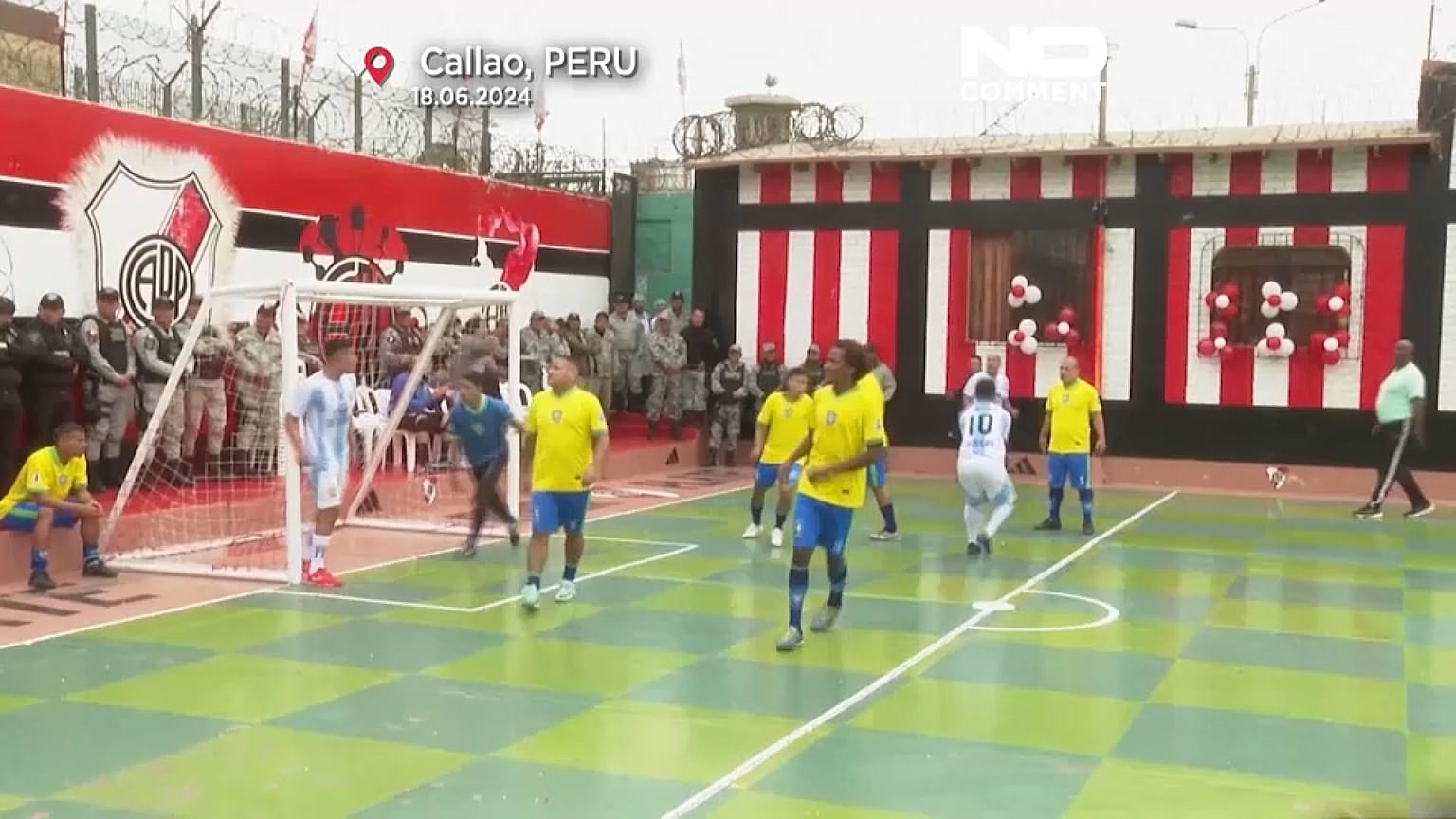 Imagen del encuentro entre presos de cárceles peruanas que participan en la Copa América Penitenciaria de fútbol.