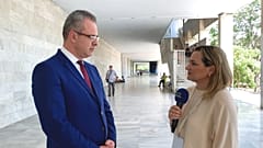 Ο Ελληνοκύπριος διαπραγματευτής για το Κυπριακό, Μενέλαος Μενελάου, και η δημοσιογράφος του euronews, Φαίη Δουλγκέρη
