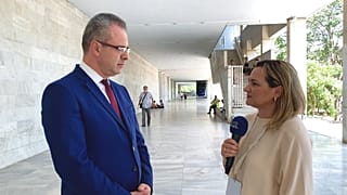 Ο Ελληνοκύπριος διαπραγματευτής για το Κυπριακό, Μενέλαος Μενελάου, και η δημοσιογράφος του euronews, Φαίη Δουλγκέρη