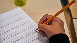 Studente scrive un tema
