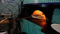 Une pizza mise au four