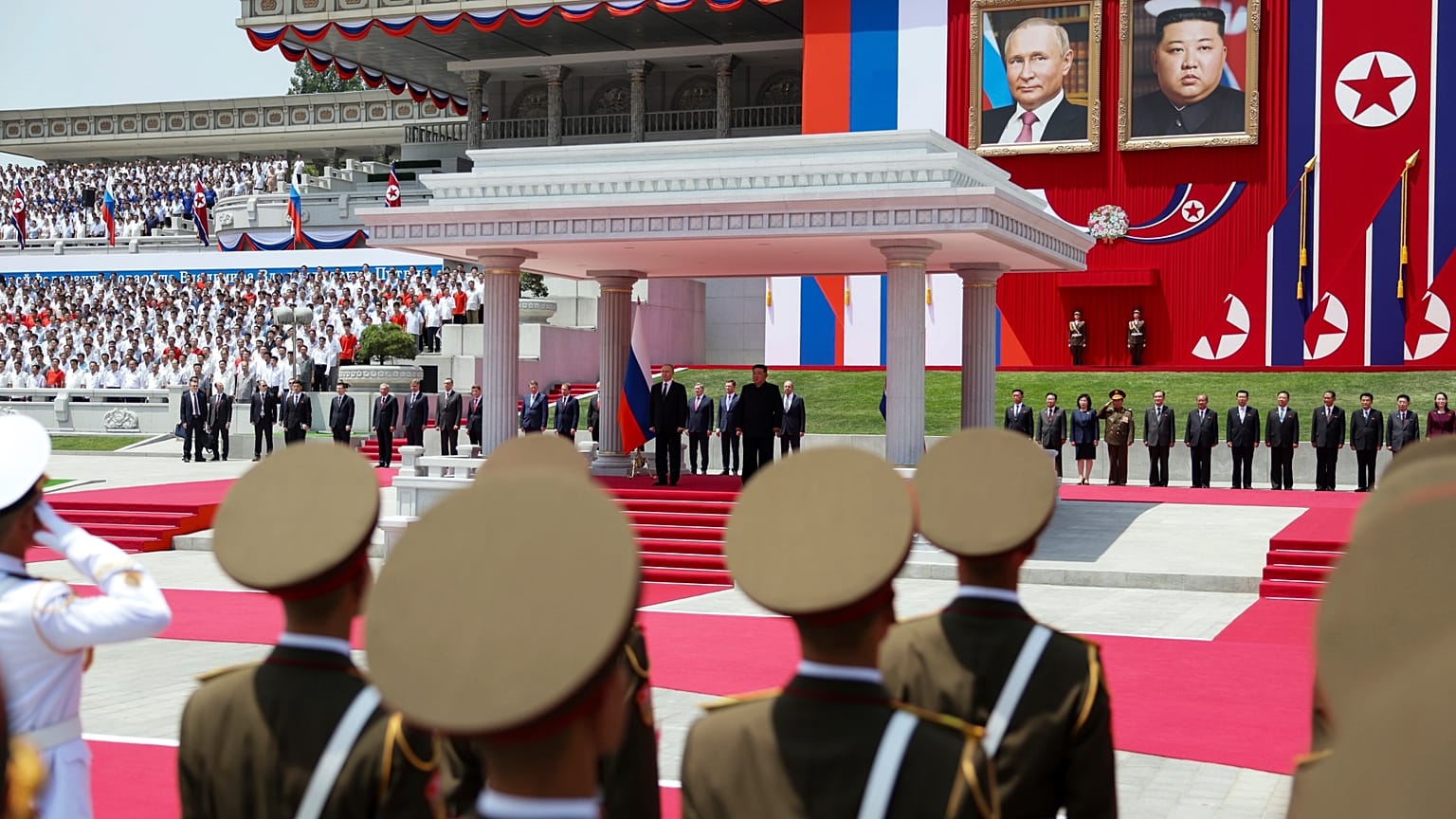 Putyint nagyszabású ceremóniával fogadták Phenjanban