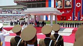 Putyint nagyszabású ceremóniával fogadták Phenjanban