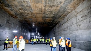 Рабочие во время визита короля Дании Фредерика X на стройплощадку тоннеля "Фемарн Белт" на острове Лолланд, Дания, 17 июня 2024 года. 