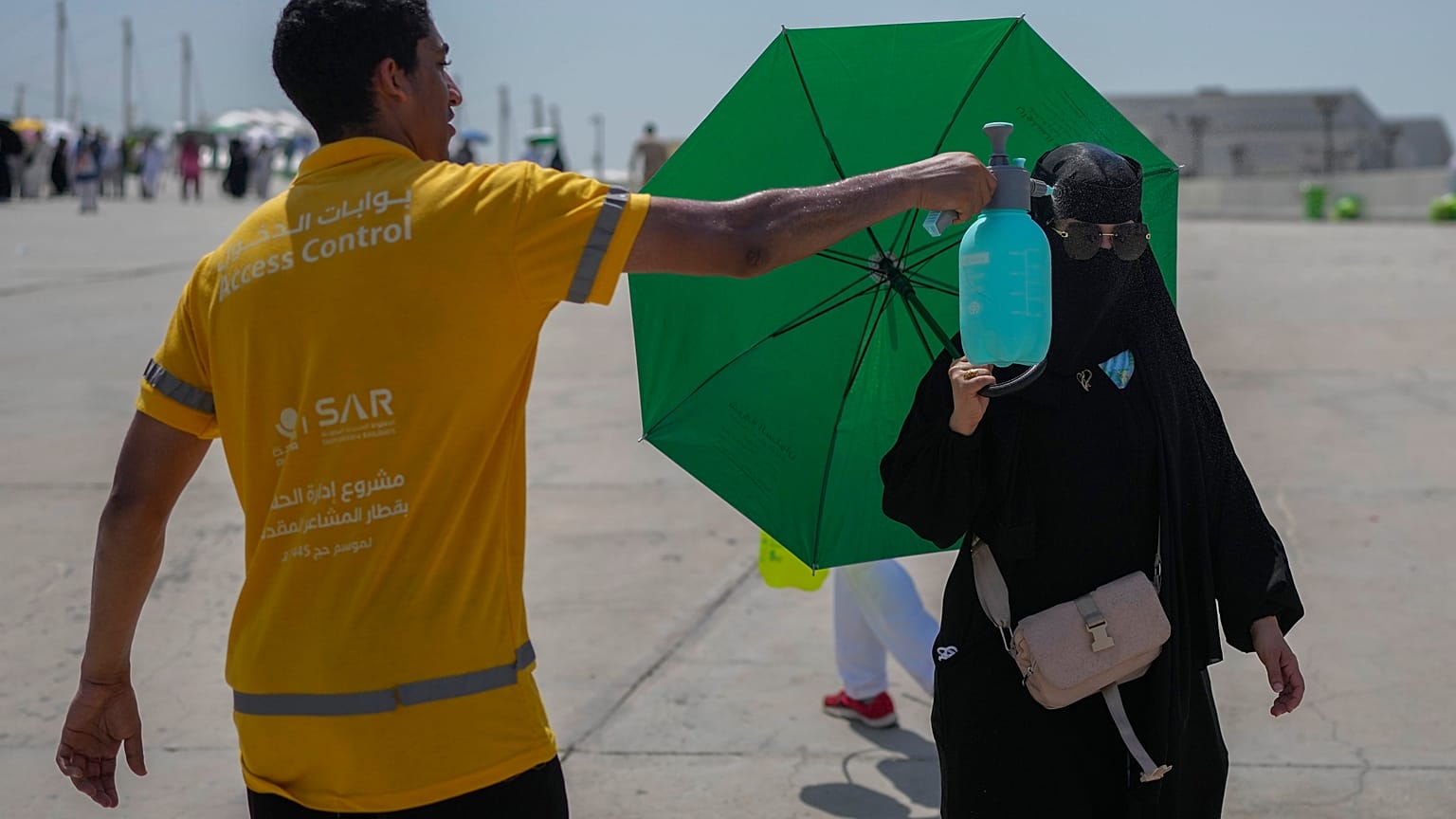 Autoridades sauditas aconselharam peregrinos a usar guarda-chuvas e a beber água em quantidade