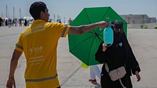 Паломников опрыскивают холодной водой в Мине, недалеко от священного города Мекка.
