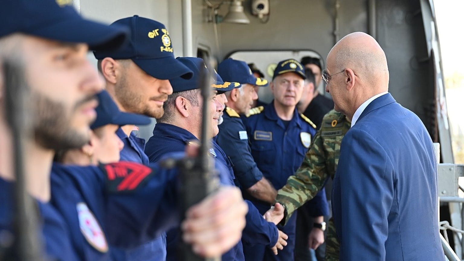 Τη φρεγάτα «Ψαρά» που θα συμμετέχει στην επιχείρηση «Ασπίδες» επισκέφθηκε ο υπουργός Εθνικής Άμυνας