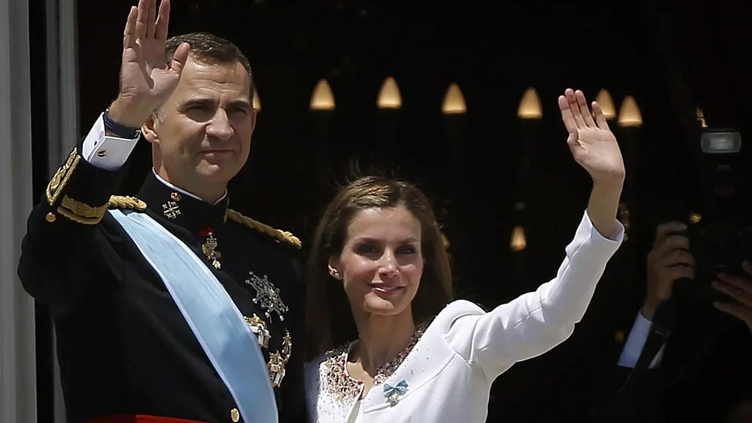 İspanya Kralı 6. Felipe ve eşi Kraliçe Letizia Kraliyet Sarayı balkonundan halkı selamlıyor, Madrid, 19 Haziran 2014. 