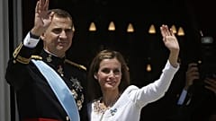 İspanya Kralı 6. Felipe ve eşi Kraliçe Letizia Kraliyet Sarayı balkonundan halkı selamlıyor, Madrid, 19 Haziran 2014. 