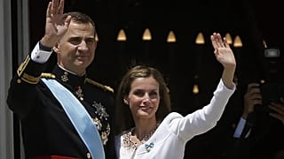 İspanya Kralı 6. Felipe ve eşi Kraliçe Letizia Kraliyet Sarayı balkonundan halkı selamlıyor, Madrid, 19 Haziran 2014. 