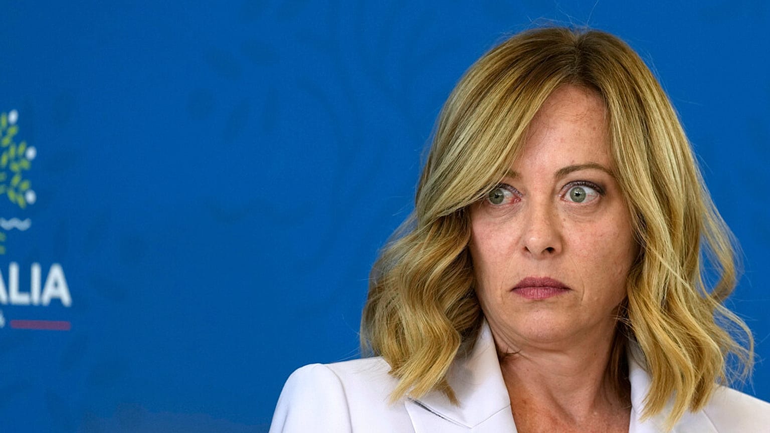 İtalya Başbakanı Giorgia Meloni, 15 Haziran 2024 Cumartesi günü İtalya'nın güneyindeki Bari yakınlarındaki Borgo Egnazia'da düzenlenen G7'nin son basın toplantısında konuşmaya hazırlanıyor.