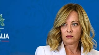İtalya Başbakanı Giorgia Meloni, 15 Haziran 2024 Cumartesi günü İtalya'nın güneyindeki Bari yakınlarındaki Borgo Egnazia'da düzenlenen G7'nin son basın toplantısında konuşmaya hazırlanıyor.
