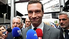 Jordan Bardella von der rechtsextremen Rassemblement National vor Journalisten.