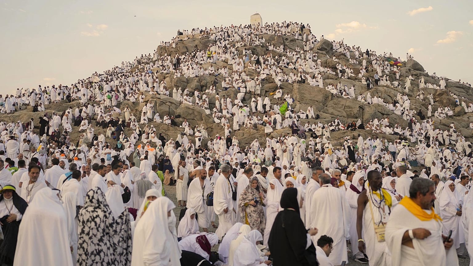 Suudi Arabistan'ın kutsal şehri Mekke yakınlarındaki yıllık Hac ziyareti, Arafat Ovası, Rahmet Dağı. 
