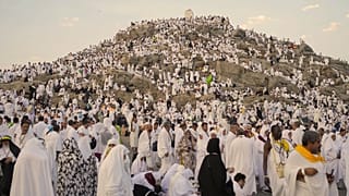 Suudi Arabistan'ın kutsal şehri Mekke yakınlarındaki yıllık Hac ziyareti, Arafat Ovası, Rahmet Dağı. 