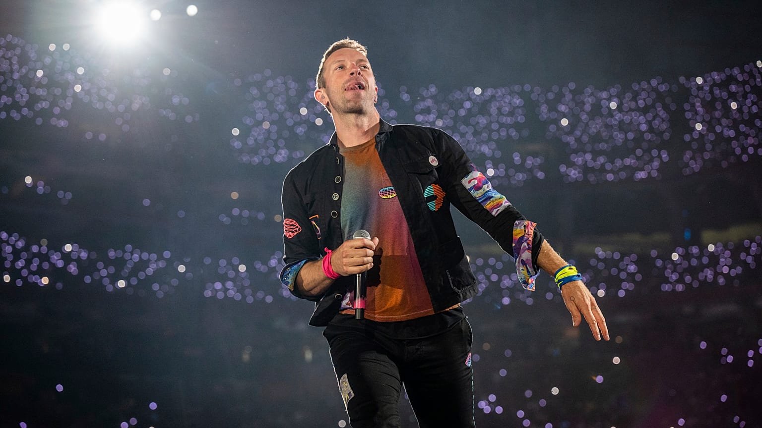 Οι Coldplay θα κυκλοφορήσουν το νέο τους άλμπουμ σε βινύλιο από ανακυκλωμένα πλαστικά μπουκάλια. Εικόνα: "Ο κόσμος που θα βγάλει τα λεφτά του από το πλαστικό": Chris Martin των Coldplay κατά τη διάρκεια της παγκόσμιας περιοδείας Music Of The Spheres - Ιούνιος 2022