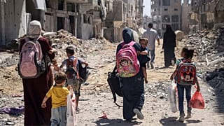 زنان فلسطینی و فرزندانشان در پی حمله هوایی و زمینی اسرائیل به جبالیا در شمال نوار غزه ، جمعه ۳۱ مه ۲۰۲۴