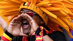 مشجع بلجيكي يهتف من المدرجات قبل مباراة المجموعة الخامسة بين بلجيكا وسلوفاكيا