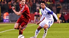 O belga Jan Vertonghen e o israelita Beram Kayal  na qualificação para o Euro 2016 no estádio Baudouin. 2015