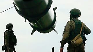 استقرار موشک کوتاه برد اسکندر بر روی پرتابگر در رزمایش روز ۱۲ژوئن ۲۰۲۴ توسط نیروهای روسیه