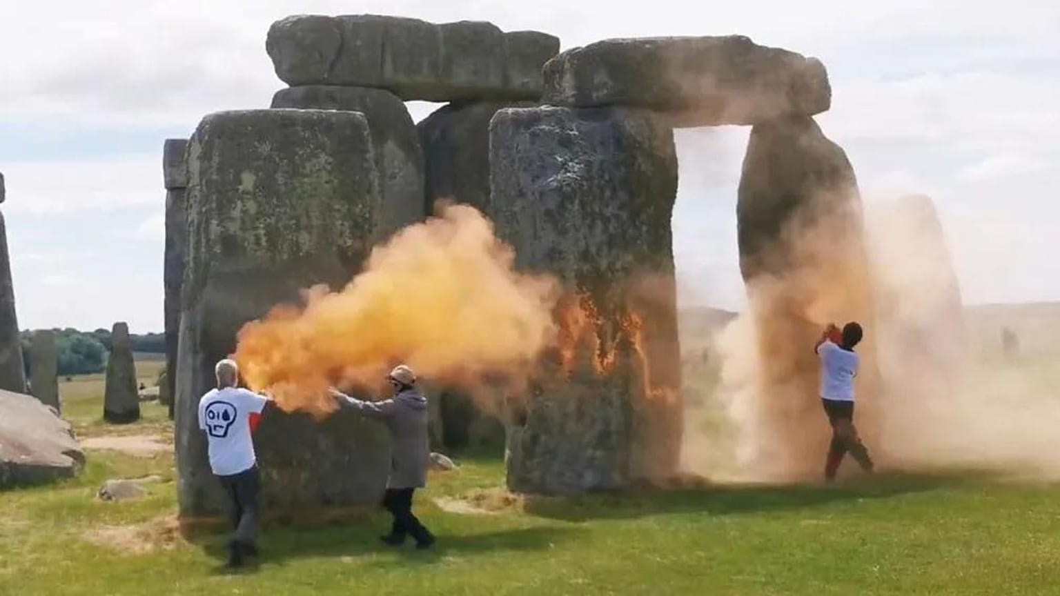 İngiltere polisi Stonehenge'in tahrip edilmesinin ardından Just Stop Oil aktivistlerini tutukladı 