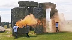 Britische Polizei verhaftet Just Stop Oil-Aktivisten nach Verunstaltung von Stonehenge 
