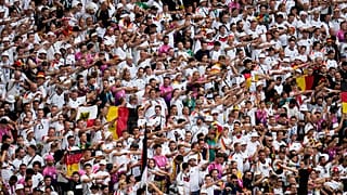 Adeptos alemães aplaudem durante um jogo do Grupo A entre a Alemanha e a Hungria no torneio de futebol Euro 2024 em Estugarda, Alemanha, quarta-feira, 19 de junho de 2024