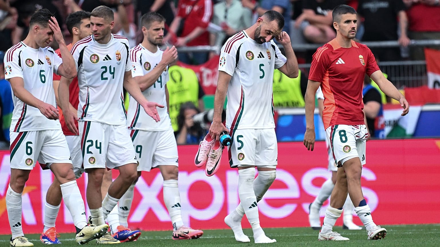 Magyar játékosok a német - magyar Eb-mérkőzés után a stuttgarti MHP Arénában 2024. június 19-én.