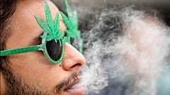 Ein deutscher Bürger raucht Cannabis vor dem Kölner Dom, Montag, 1. April 2024