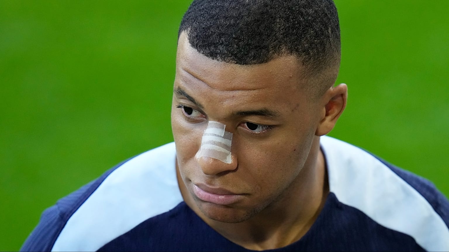 كليان مبابي خلال حصة تدريبية لمنتخب فرنسا