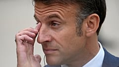 Der französische Präsident Emmanuel Macron fordert die Auseinandersetzung mit Antisemitismus und Rassismus an den Schulen.