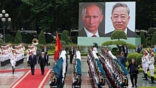 То Лам и его российский коллега во время смотра почётного караула в президентском дворце в Ханое, 20 июня 2024 года.