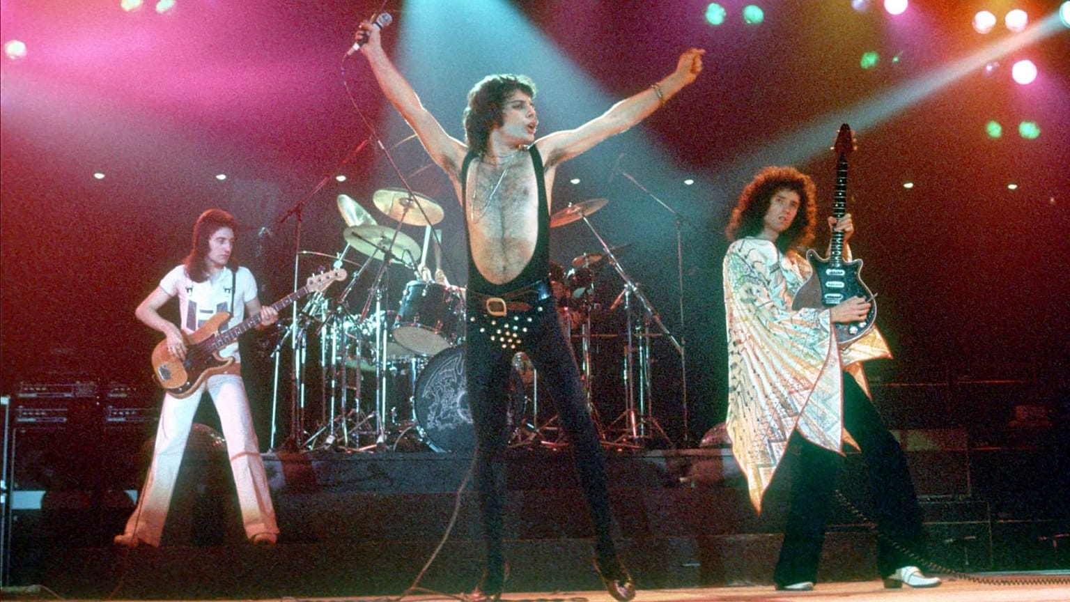 Queen actuando en Inglewood, California, en diciembre 1977 