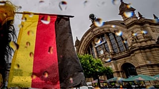 Yağmurlu bir Çarşamba günü, 19 Haziran 2024, Almanya'nın Frankfurt kentindeki merkez tren istasyonunun önünde küçük bir Alman ulusal bayrağı dalgalanıyor. (AP Fotoğrafı/Michael Probst)