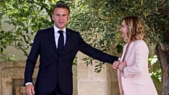 Ο Γάλλος πρόεδρος Εμανουέλ Μακρόν, αριστερά, υποδέχεται τον Ιταλό πρωθυπουργό Τζόρτζια Μελόνι κατά τη διάρκεια της συνόδου κορυφής των ηγετών της G7 στο Borgo Egnazia της Ιταλίας, Πέμπτη 13 Ιουνίου 2024.
