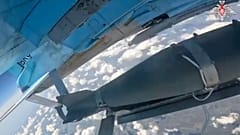 На этом снимке из недатированной видеозаписи, опубликованной Минобороны РФ, видно, как самолёт ВВС России выпускает управляемую бомбу.